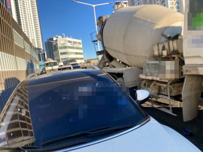 [부산=뉴시스] 14일 오전 부산 동구 좌천고가교에서 5부두 방향으로 운행 중이던 레미콘 차량이 승용차와 화물차 등 차량 4대를 잇달아 추돌했다. (사진=부산경찰청 제공) *재판매 및 DB 금지