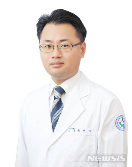 [전주=뉴시스]윤난슬 기자 = 전북대학교병원 권역응급의료센터장 윤재철 교수.(사진=전북대병원 제공)