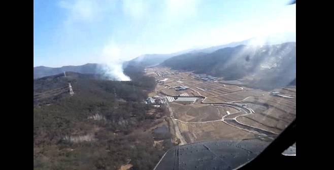 14일 오전 11시52분께 경북 구미시 장천면 여남리 986 일원에서 산불이 발생해 소방당국이 진화 작업을 벌이고 있다. *재판매 및 DB 금지