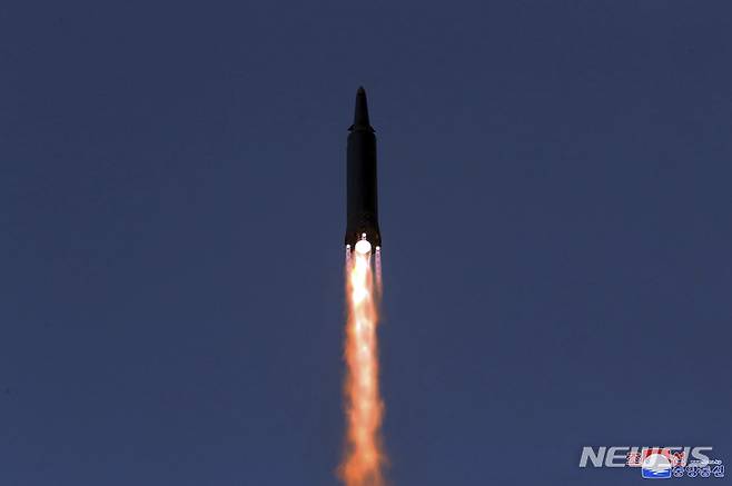 [평양=AP/뉴시스] 북한 조선중앙통신이 제공한 사진. 지난 11일 북한이 극초음속 미사일 시험 발사를 하고 있다. 2022.01.14.