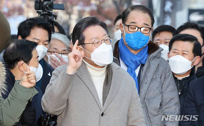 [인천=뉴시스] 국회사진기자단 = 이재명 더불어민주당 대선 후보가 14일 인천 부평 문화의거리를 방문해 연설하고 있다. 2022.01.14. photo@newsis.com