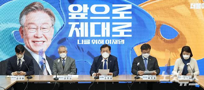 더불어민주당 송영길 상임선대위원장이 14일 서울 여의도 당사에서 열린 선대위 본부장단 회의에서 모두발언을 하고 있다. 윤창원 기자