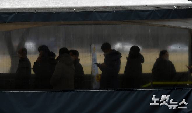 코로나19 선별진료소에서 시민들이 검사를 받기 위해 줄 서 있다. 이한형 기자