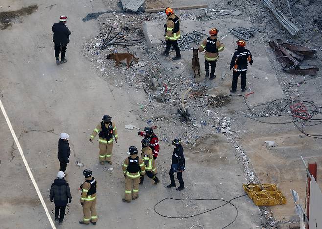 광주 서구 화정동 신축아파트 붕괴사고 현장에서 구조대원과 구조견이 수색작업을 벌이는 모습. 연합뉴스
