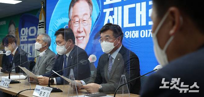 더불어민주당 윤호중 공동선대위원장이 14일 서울 여의도 당사에서 열린 선대위 본부장단 회의에서 모두발언을 하고 있다. 윤창원 기자