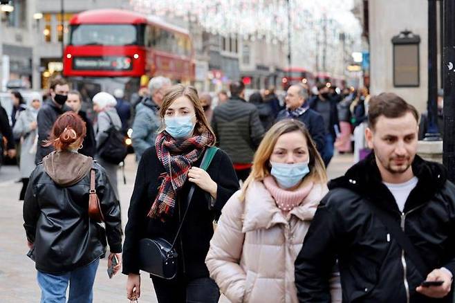 마스크 착용한 시민들. AFP 연합뉴스 자료사진.