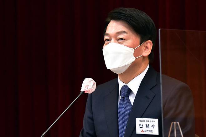 안철수 국민의당 대통령선거 후보가 14일 서울 강서구 대한한의사협회에서 열린 정책 간담회에 참석해 인사말을 하고 있다. 국회 사진기자단