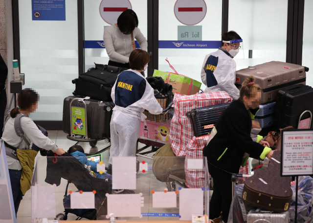지난해 인천공항 입국장에서 방역 관계자들이 분주히 업무를 하고 있다. /영종도=연합뉴스
