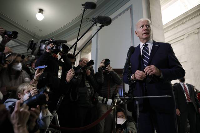 조 바이든 미국 대통령이 13일(현지 시간) 워싱턴DC 미 의회 의사당을 찾아 민주당 상원의원들과 회담한 뒤 취재진의 질문을 듣고 있다. 공화당은 바이든 주도의 투표권 확대 법안을 필리버스터(합법적 의사 진행 방해) 등 수단을 총동원해 무산시키려 들 것이 확실시된다. 이에 바이든은 필리버스터 종결에 필요한 의석을 60석에서 단순 과반인 51석으로 낮추는 방안을 추진 중이지만 조 맨친, 커스틴 시네마 등 민주당 의원 일부도 이에 반대하고 있다. /AFP연합뉴스