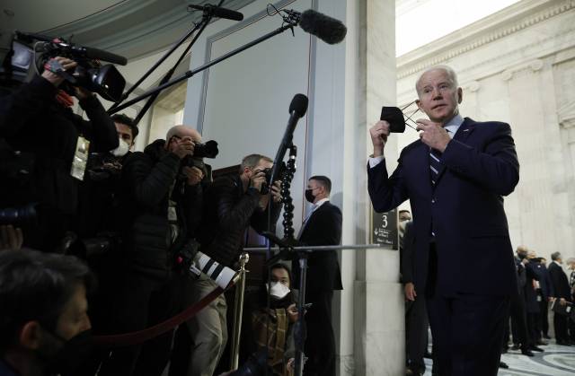 조 바이든 미국 대통령이 13일(현지 시간) 워싱턴DC 미 의회 의사당을 찾아 민주당 상원의원들과 회담한 뒤 취재진과 대화하기에 앞서 마스크를 벗고 있다. 공화당은 바이든 주도의 투표권 확대 법안을 필리버스터(합법적 의사 진행 방해) 등 수단을 총동원해 무산시키려 들 것이 확실시된다. 이에 바이든은 필리버스터 종결에 필요한 의석을 60석에서 단순 과반인 51석으로 낮추는 방안을 추진 중이지만 조 맨친, 커스틴 시네마 등 민주당 의원 일부도 이에 반대하고 있다. /AFP연합뉴스