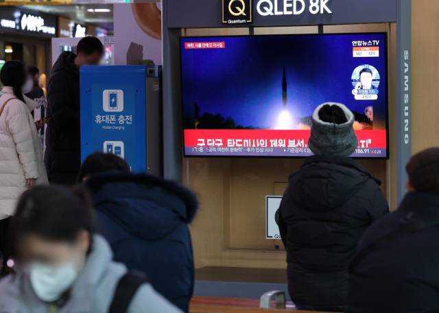 14일 서울역 대합실에서 시민들이 북한의 단거리 탄도미사일 추정 발사체 관련 뉴스를 보고 있다./연합뉴스