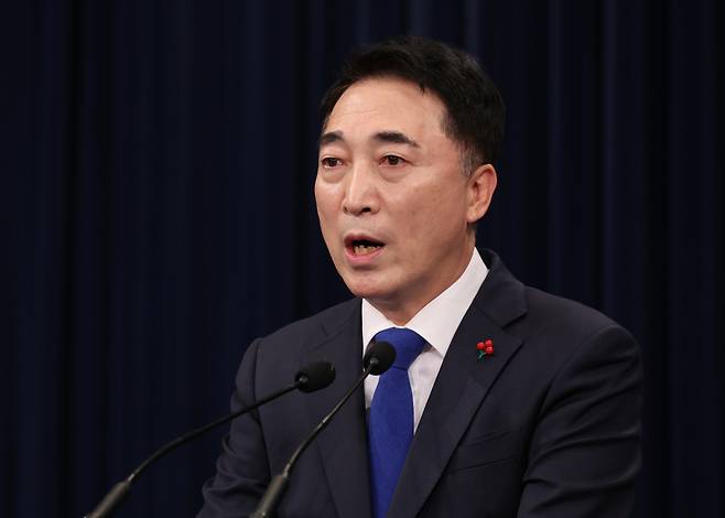 박수현 청와대 국민소통수석이 14일 오후 춘추관 브리핑룸에서 코로나19 방역조치와 관련해 브리핑하고 있다. ⓒ연합뉴스