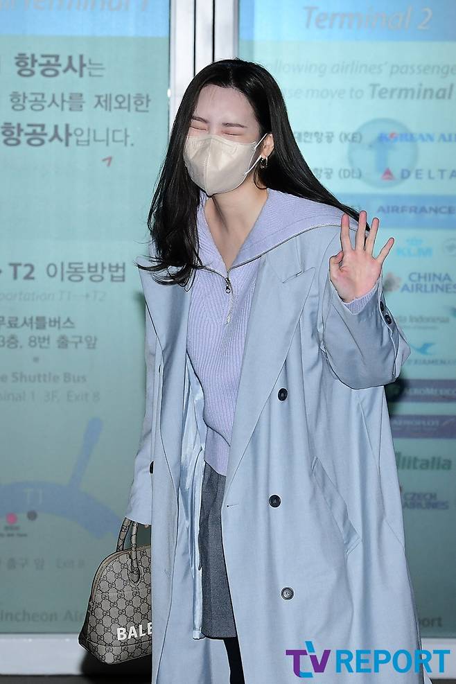 Singer Sunmi departed through Incheon International Airport to attend the K-pop concert on the day of Korea Pavilion of Dubai Expo in Dubai on the afternoon of the 14th.