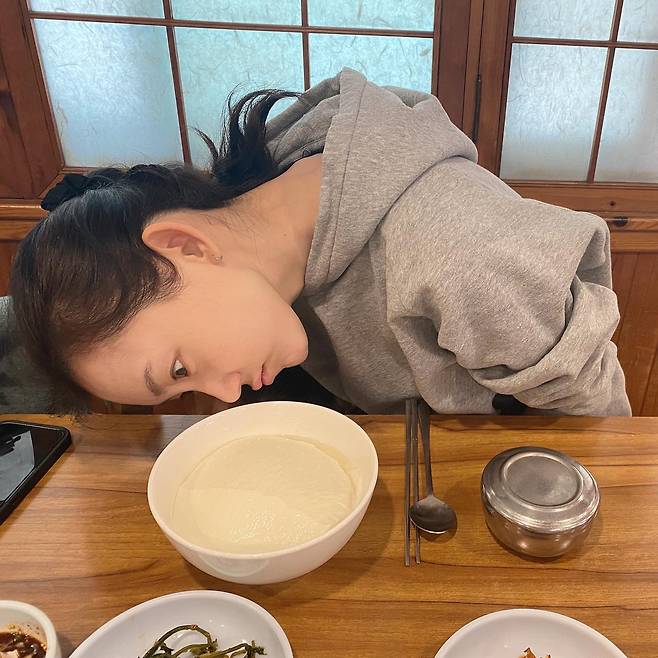On the afternoon of the 14th, Shin Hyun-bin posted a picture on his instagram without any explanation.In the open photo, Shin Hyun-bin is staring at the bowl in front of him at the restaurant.His large eyes, which seem to be carefully examining the contents of the bowl, gather his gaze.On the other hand, Shin Hyun-bin, who was born in 1986 and is 36 years old, recently played the role of Gu Hae-won in JTBC Drama People Like You.Currently, the youngest son of the chaebol house and the teabing original Freak are about to be released.Photo: Shin Hyun-bin Instagram