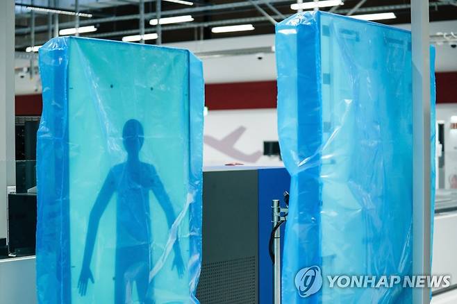 독일 브란덴부르크 공항 전신 스캐너 (EPA=연합뉴스) 2020년 9월 25일 독일 브란덴부르크 공항 보안지역에 설치된 전신 스캐너 [연합뉴스 자료사진] 2022.1.14.