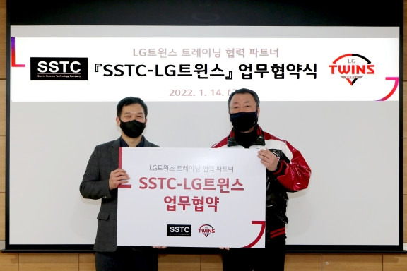 LG 트윈스, SSTC와 업무협약 (서울=연합뉴스) 차명석(오른쪽) LG 트윈스 단장과 SSTC 조준행 대표이사가 14일 서울시 송파구 잠실야구장 내 LG스포츠 사무실에서 업무 협약식을 한 뒤 기념촬영을 하고 있다. [LG 트윈스 제공. 재판매 및 DB금지]