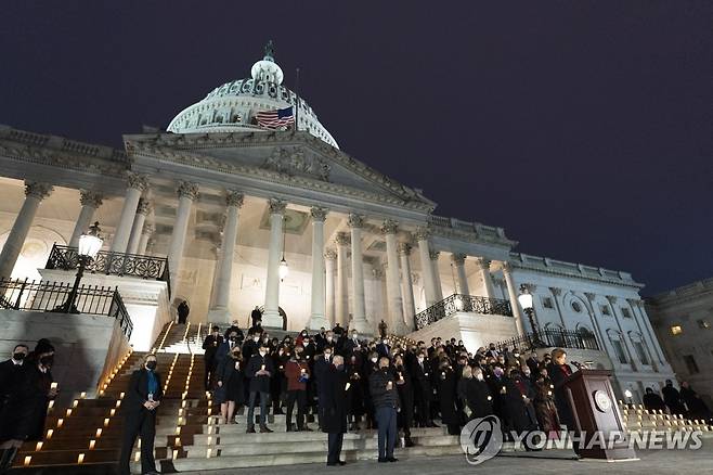 '미 의회폭동 1년' 촛불 밝히며 묵념하는 상하원 의원들 [AP 연합뉴스 자료사진. 재판매 및 DB 금지]