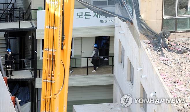 신축아파트 붕괴사고 총괄감리단 압수수색 (광주=연합뉴스) 김도훈 기자 =  광주 현대산업개발 아이파크 신축 아파트 공사 붕괴사고를 수사 중인 경찰과 노동청이 14일 오후 총괄감리단 등에서 합동으로 압수수색을 하고 있다. 2022.1.14 superdoo82@yna.co.kr