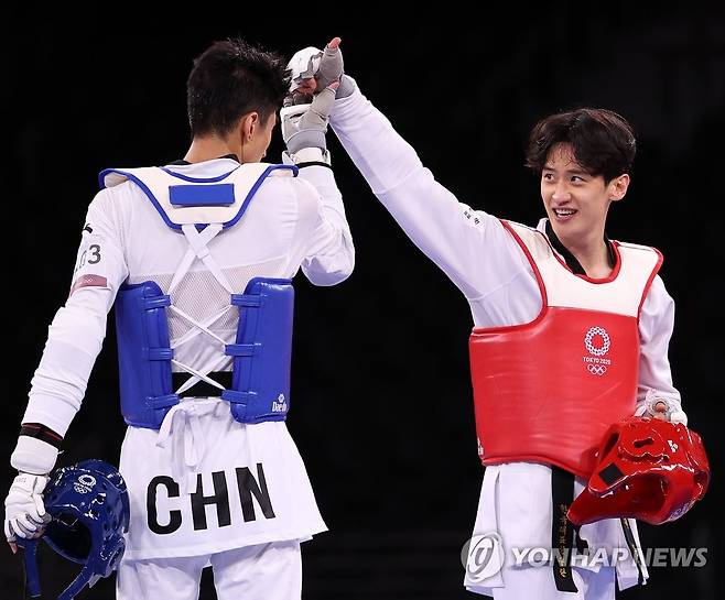 이대훈. 이대훈(오른쪽)이 2020 도쿄올림픽 남자 68㎏급 동메달 결정전에서 중국 자오솨이에게 패한 뒤 축하해 주던 모습. [연합뉴스 자료사진]