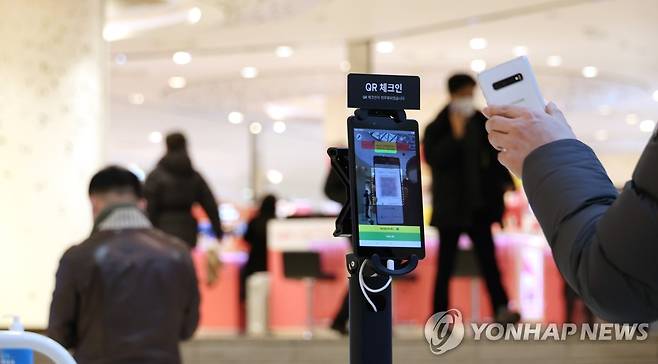 법원, 서울 마트·백화점 방역패스 효력 정지 (서울=연합뉴스) 김주성 기자 = 법원이 신종 코로나바이러스 감염증(코로나19) 방역패스(백신접종증명·음성확인제)의 효력을 일부 정지했다.
    서울 내의 3천㎡ 이상 상점·마트·백화점에 적용한 방역패스 조치의 효력 정지 결정이 나온 14일 서울 중구 롯데백화점 본점에서 고객이 방역패스 확인절차를 거치고 있다. 2022.1.14 utzza@yna.co.kr