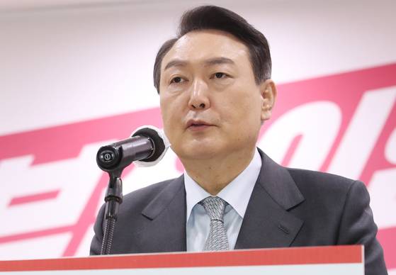 국민의힘 윤석열 대선 후보가 15일 부산 수영구 부산시당에서 열린 부산 선거대책위원회 필승결의대회에서 연설하고 있다. 〈사진=연합뉴스〉