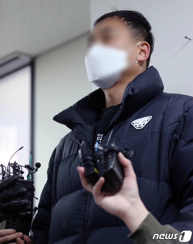 15일 오전 광주 서구 화정동 '현대산업개발 아파트 신축공사 붕괴사고' 현장에서 실종자 가족 임시 대표 안모씨가 언론브리핑을 하고 있다. 2022.1.15/뉴스1 © News1 이수민 기자