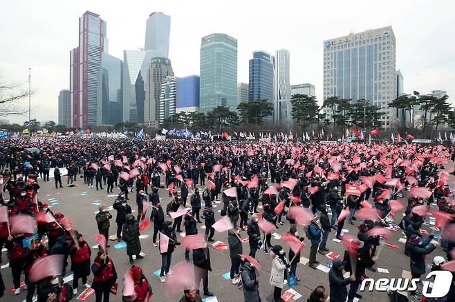 민주노총과 한국진보연대, 전국농민회총연맹 등 진보단체들로 구성된 전국민중행동이 15일 오후 서울 여의도 공원에서 열린 '민중총궐기'에서 구호를 외치고 있다. 2022.1.15/뉴스1 © News1 성동훈 기자
