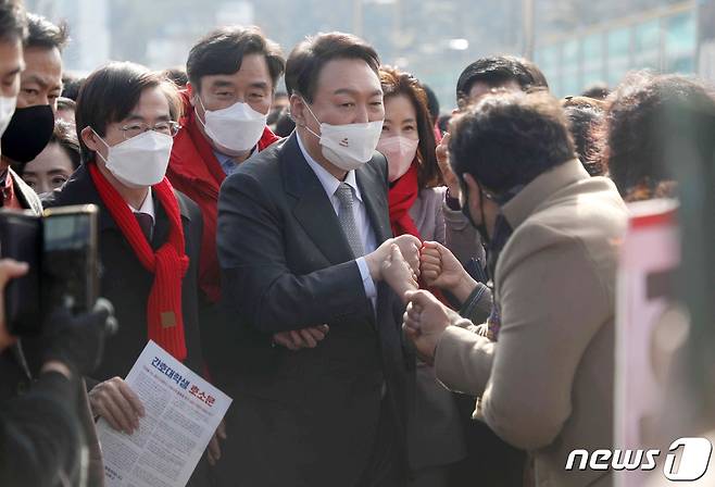 윤석열 국민의힘 대선 후보가 15일 부산 기장군 일광역에 도착해 동해선 광역전철을 타고 울산으로 향하기 위해 이동하며 지지자들과 인사하고 있다. 2022.1.15/뉴스1 © News1 구윤성 기자