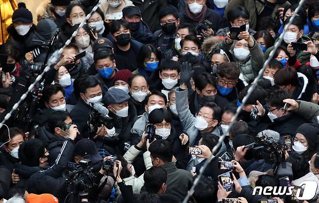 이재명 더불어민주당 대선 후보가 강원도 매타버스(매주 타는 민생버스) 민생투어 첫 날인 15일 강원 춘천시 명동거리를 찾아 시민들에게 인사하며 지지를 호소하고 있다. 2022.1.15/뉴스1 © News1 오대일 기자