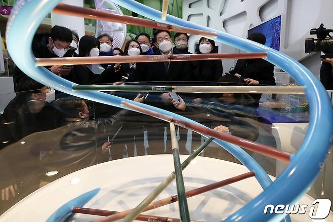 이재명 더불어민주당 대선 후보가 강원도 매타버스(매주 타는 민생버스) 민생투어 첫 날인 15일 영서권 바이오클러스터 예정지인 강원 홍천군 홍천생명건강과학관을 방문, K-바이오 산업 선도 육성 방안 발표에 앞서 전시관을 둘러보고 있다. 2022.1.15/뉴스1 © News1 오대일 기자