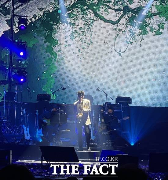 정동원은 노래에 담긴 사연과 함께 '들꽃' '여백' 등 총 20여곡을 소화했다. 자신의 주특기인 색서폰 독주로 분위기를 띄우기도 했다. /강일홍 기자