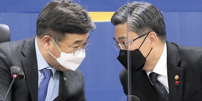 與원내대표와 국방장관 - 더불어민주당 윤호중(왼쪽) 원내대표와 서욱 국방부 장관이 14일 국회에서 열린‘군사시설보호구역 해제 및 완화 당정 협의’에서 이야기를 나누고 있다. /국회사진기자단