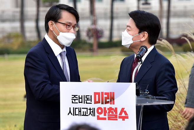 국민의힘 윤상현 의원(왼쪽)이 1일 오전 서울 여의도 국회 잔디광장 분수대 앞에서 제20대 대통령선거 출마 선언을 한 국민의당 안철수 대표를 방문해 인사하고 있다. /연합뉴스