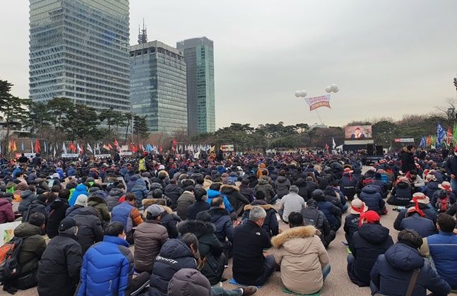 전국민중행동이 15일 오후 2시 서울 영등포구 여의도 문화마당(여의도공원)에서 '2022 민중총궐기 대회'를 개최했다.ⓒ연합뉴스