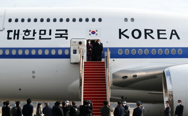 문재인 대통령과 김정숙 여사가 중동 3개국을 방문하기 위해 15일 성남 서울공항에서 공군 1호기에 오르며 인사하고 있다. 문 대통령은 6박8일 일정으로 아랍에미리트, 사우디아라비아, 이집트를 방문한다. 2022.1.15 청와대사진기자단