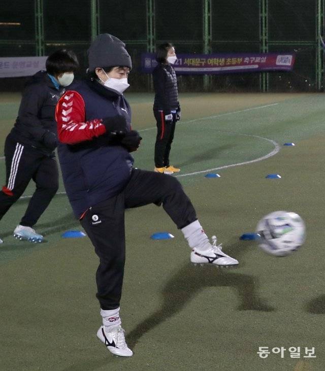 서울 서대문구여성축구단의 김미순 씨가 서대문문화체육회관 축구장에서 뜬 공을 상대에게 차는 훈련을 하고 있다. 이훈구 기자 ufo@donga.com