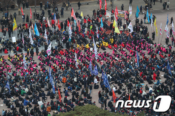 민주노총과 한국진보연대, 전국농민회총연맹 등 진보단체들로 구성된 전국민중행동이 15일 오후 서울 여의도 공원에서 열린 ‘’민중총궐기‘’에 참석해 있다. 뉴스1