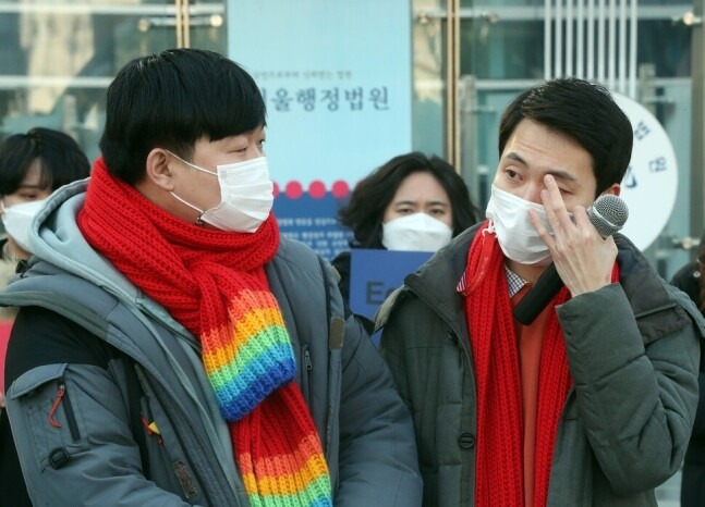 지난 7일 오후 서울 서초구 서울행정법원 앞에서 선고 결과 발언 중인 두 사람. 김태형 기자 xogud555@hani.co.kr