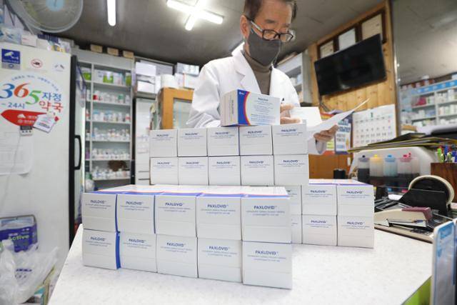 14일 오후 대구 중구의 한 약국에서 약사가 이날 입고된 먹는 코로나19 치료제 '팍스로비드'를 확인하고 있다. 뉴스1