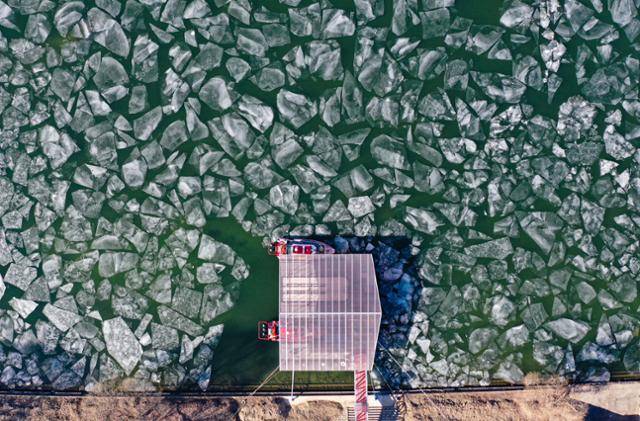 서울을 비롯한 수도권이 영하권 날씨를 보인 14일 오후 서울 광진교 인근 한강에 얼음이 얼어 있다. 뉴시스