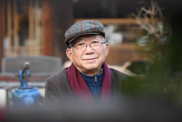 평소 즐겨찾는 카페 앞마당에 앉은 나태주 시인. 공주=김지훈 기자