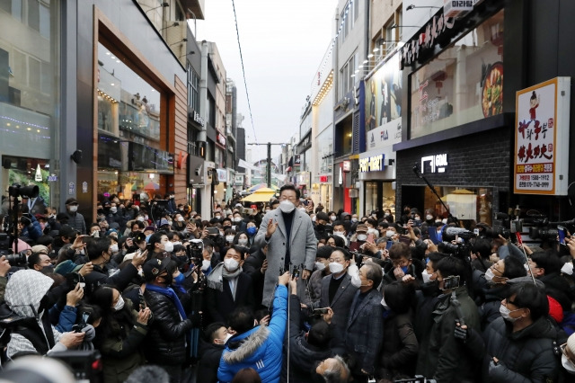 이재명 더불어민주당 대선 후보가 15일 강원 춘천 명동거리를 방문해 연설하고 있다.  뉴시스