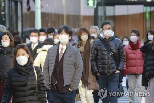 마스크 쓴 도쿄의 행인들 [사진 = 연합뉴스]