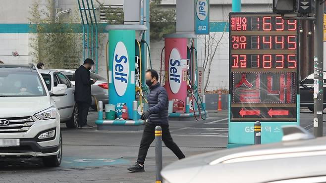 15일 한국석유공사 유가정보사이트 오피넷에 따르면 전국 주유소 휘발윳값이 9주 연속 하락했다. 사진은 서울 소재 주유소의 모습. /사진=뉴스1