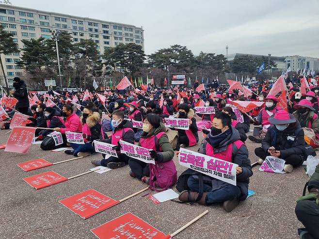 15일 오후 서울 영등포구 여의도공원 문화의 마당에서 전국민중행동이 주최한 민중총궐기가 열렸다. 사전 집회가 시작되자 참가자들이 구호가 적힌 팻말과 깃발을 흔들고 있다. 김영철 기자