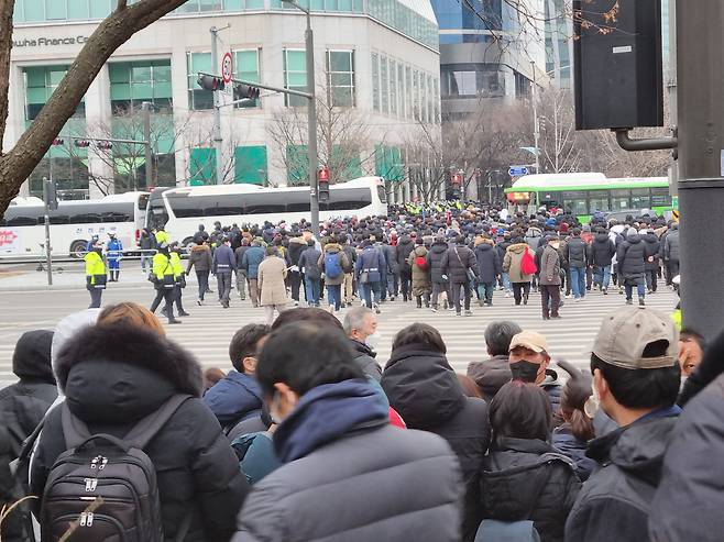 15일 오후 서울 영등포구 여의도공원 문화의 마당에서 전국민중행동이 주최한 민중총궐기가 열렸다. 해산하는 참가자들이 몰려 빨간 신호등에도 횡단보도를 건너가면서 교통정체가 빚어지고 있다. 김영철 기자