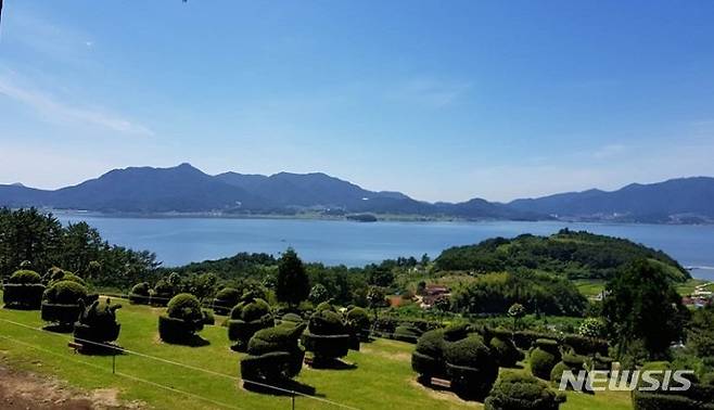 [창원=뉴시스] 경남 남해군 소재 민간정원 '토피어리정원'.(사진=경남도 제공)