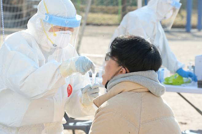 [울산=뉴시스] 배병수 기자 = 울산 중구 모 고등학교 학생이 코로나19 확진판정을 받은 7일 오전 해당 고등학교 임시 선별검사소에서 한 학생이 코로나19 검사를 받고 있다. 2021.12.07. bbs@newsis.com