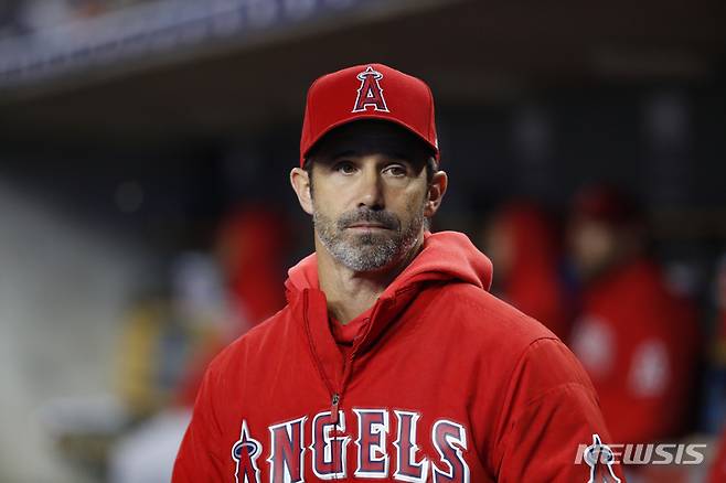 [디트로이트=AP/뉴시스] LA 에인절스의 브래드 아스머스 감독이 지난 2019년 5월 8일 디트로이트 타이거스와 원정경기에서 선수들을 지켜보고 있다. 2022.01.15.