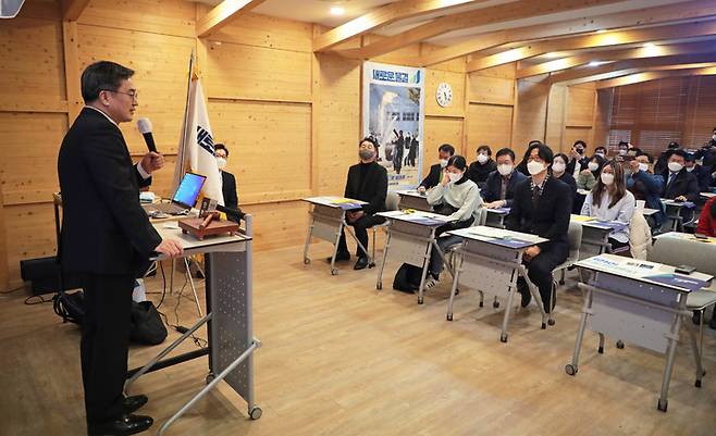 [뉴시스=세종]새로운물결 세종시 당원들에게 이야기 하는 김동연 대선 후보.2022.01.15.(사진=새로운물결 세종시당) *재판매 및 DB 금지